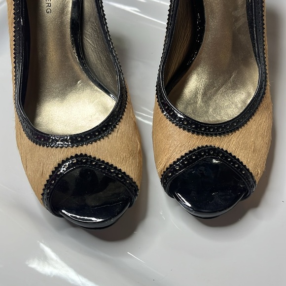 Diane Von Furstenberg Stylish Black and Tan Women's Heels - Picture 2 of 9